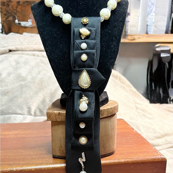 Elegant Black & Gold Mens Tie & Pearl Necklace - Picture 2 of 5